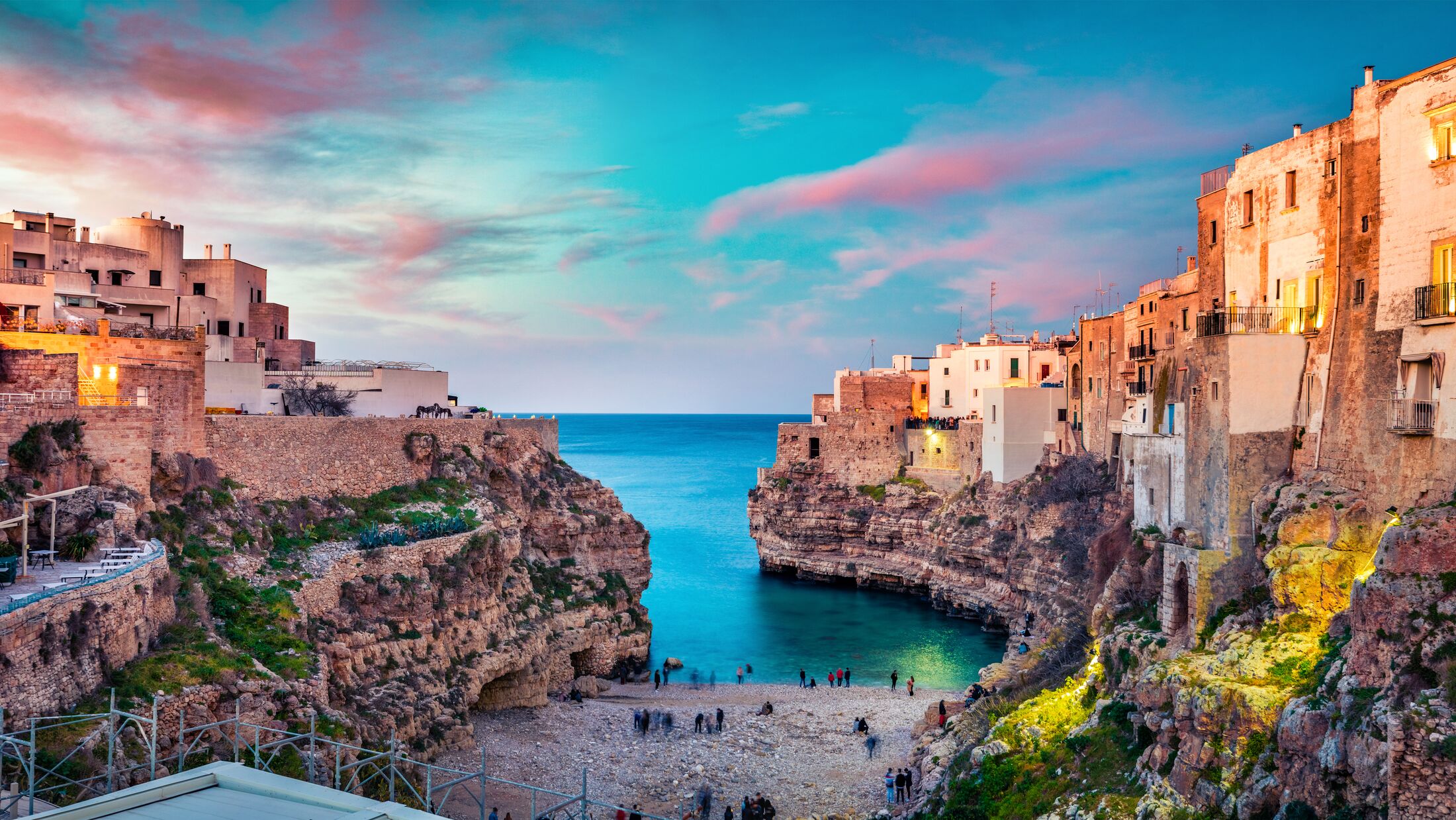Puglia-2023-Polignano-Shutterstock-1356233981-Hybris