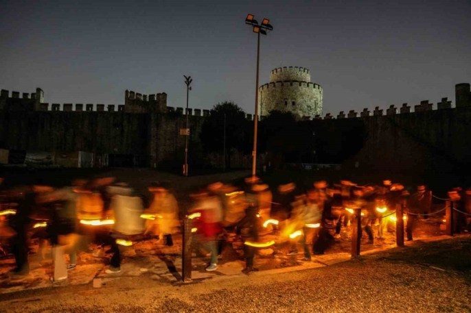 yedikule-zindanlari-fener-isiginda-tarihe-kapi-araliyor-masalsi-bir-gece-turu-2-1765175621